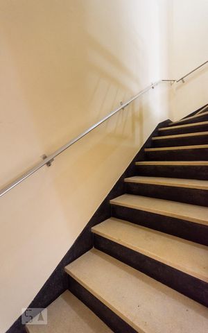Casa para alugar com 126m², 2 quartos e 2 vagas Casa para alugar com 126m², 2 quartos e 2 vagasEscada acesso piso superior