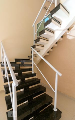 Casa à venda com 159m², 3 quartos e 2 vagasEscadas