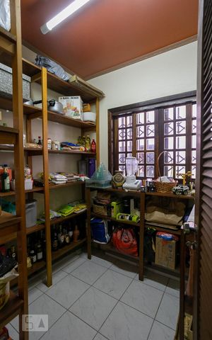 Casa à venda com 380m², 4 quartos e 5 vagasDespensa