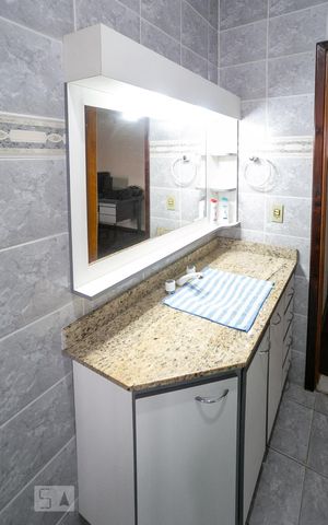 Casa à venda com 380m², 4 quartos e 5 vagasBanheiro da Suíte 2