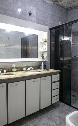 Casa à venda com 380m², 4 quartos e 5 vagasBanheiro da Suíte 1
