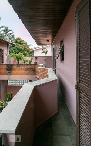 Casa à venda com 380m², 4 quartos e 5 vagasSacada dos quartos