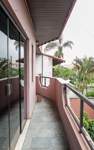 Casa à venda com 380m², 4 quartos e 5 vagasSacada das Salas