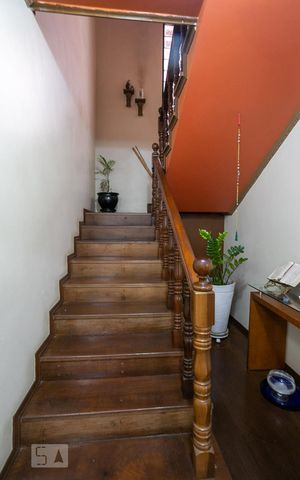 Casa à venda com 380m², 4 quartos e 5 vagasEscada