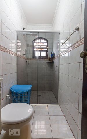 Casa à venda com 180m², 3 quartos e 4 vagasBanheiro