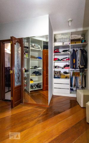Casa à venda com 180m², 3 quartos e 4 vagas Casa à venda com 180m², 3 quartos e 4 vagasCloset da Suíte