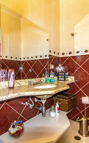 Casa à venda com 180m², 3 quartos e 4 vagas Casa à venda com 180m², 3 quartos e 4 vagasBanheiro da Suíte