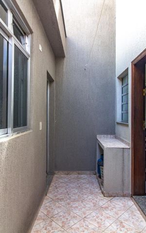 Casa à venda com 180m², 3 quartos e 4 vagas Casa à venda com 180m², 3 quartos e 4 vagasCorredor externo