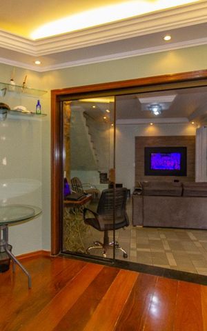Casa à venda com 180m², 3 quartos e 4 vagas Casa à venda com 180m², 3 quartos e 4 vagasEscritório