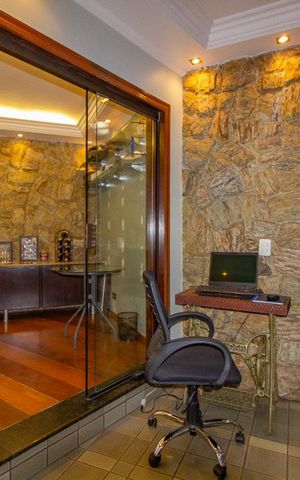 Casa à venda com 180m², 3 quartos e 4 vagas Casa à venda com 180m², 3 quartos e 4 vagasSala \ Escritório
