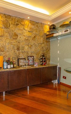 Casa à venda com 180m², 3 quartos e 4 vagas Casa à venda com 180m², 3 quartos e 4 vagasEscritório