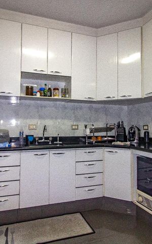 Casa à venda com 180m², 3 quartos e 4 vagas Casa à venda com 180m², 3 quartos e 4 vagasCozinha