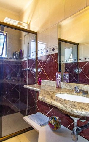 Casa à venda com 180m², 3 quartos e 4 vagas Casa à venda com 180m², 3 quartos e 4 vagasBanheiro da Suíte
