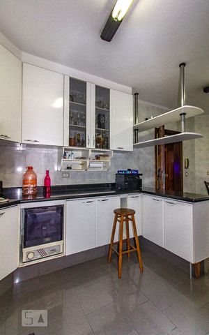 Casa à venda com 180m², 3 quartos e 4 vagas Casa à venda com 180m², 3 quartos e 4 vagasCozinha