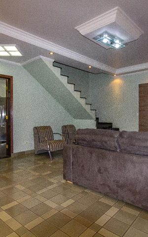 Casa à venda com 180m², 3 quartos e 4 vagas Casa à venda com 180m², 3 quartos e 4 vagasSala
