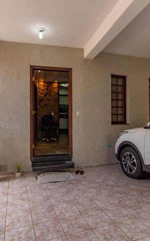 Casa à venda com 180m², 3 quartos e 4 vagas Casa à venda com 180m², 3 quartos e 4 vagasEntrada \ Garagem