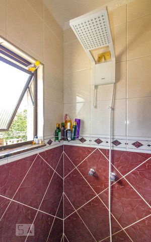 Casa à venda com 180m², 3 quartos e 4 vagas Casa à venda com 180m², 3 quartos e 4 vagasBanheiro da Suíte