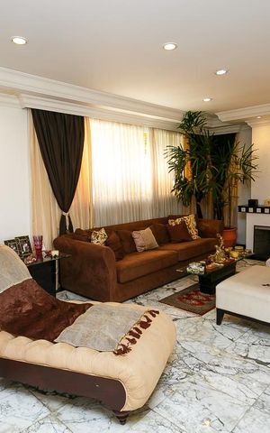 Casa à venda com 450m², 4 quartos e 6 vagas Casa à venda com 450m², 4 quartos e 6 vagassala-1
