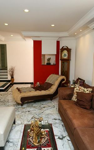 Casa à venda com 450m², 4 quartos e 6 vagas Casa à venda com 450m², 4 quartos e 6 vagassala-1