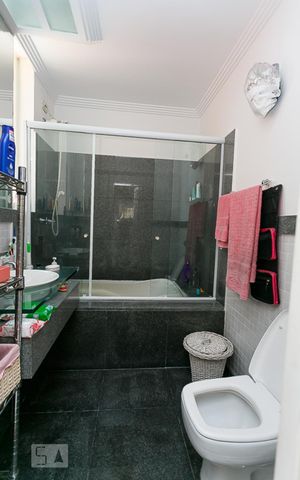 Casa à venda com 450m², 4 quartos e 6 vagas Casa à venda com 450m², 4 quartos e 6 vagasBanheiro Suíte-1
