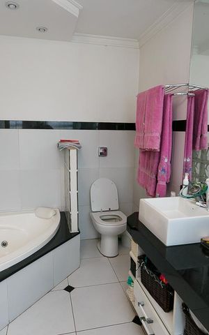 Casa à venda com 450m², 4 quartos e 6 vagas Casa à venda com 450m², 4 quartos e 6 vagasBanheiro suíte-2