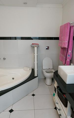 Casa à venda com 450m², 4 quartos e 6 vagas Casa à venda com 450m², 4 quartos e 6 vagasBanheiro suíte-2