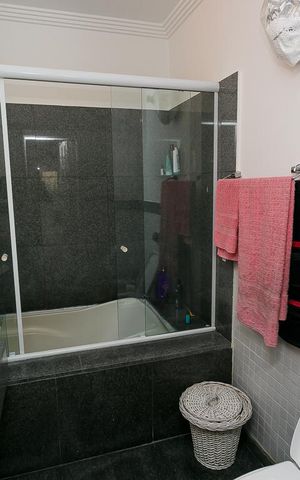 Casa à venda com 450m², 4 quartos e 6 vagas Casa à venda com 450m², 4 quartos e 6 vagasBanheiro Suíte-1