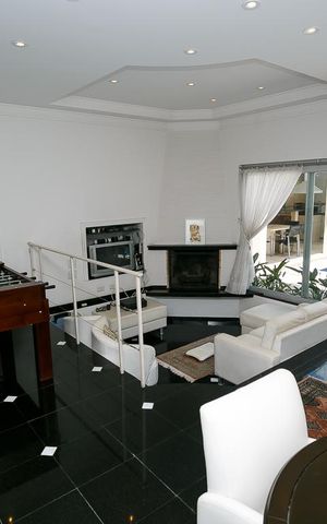 Casa à venda com 450m², 4 quartos e 6 vagas Casa à venda com 450m², 4 quartos e 6 vagasSala 4