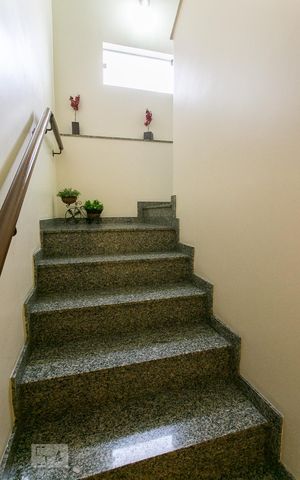 Casa à venda com 350m², 3 quartos e 4 vagasEscada