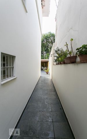 Casa à venda com 350m², 3 quartos e 4 vagasCorredor Externo