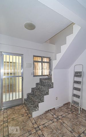 Casa para alugar com 40m², 1 quarto e sem vaga Casa para alugar com 40m², 1 quarto e sem vagaEscada