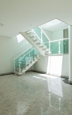 Casa à venda com 270m², 5 quartos e 5 vagas Casa à venda com 270m², 5 quartos e 5 vagasSala