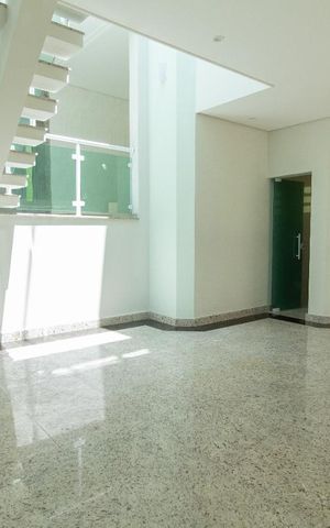 Casa à venda com 270m², 5 quartos e 5 vagas Casa à venda com 270m², 5 quartos e 5 vagasSala