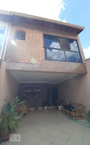 Casa à venda com 180m², 4 quartos e 3 vagasFachada