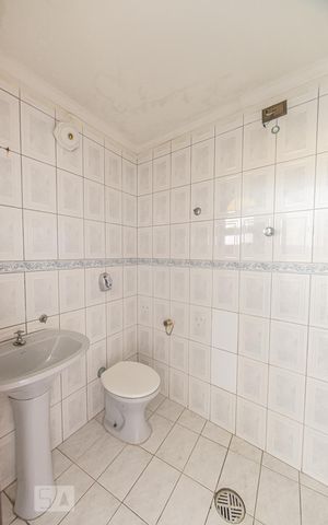 Casa à venda com 360m², 3 quartos e 6 vagas Casa à venda com 360m², 3 quartos e 6 vagasBanheiro de Serviço 2