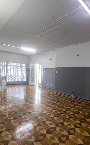 Casa à venda com 360m², 3 quartos e 6 vagas Casa à venda com 360m², 3 quartos e 6 vagasSala