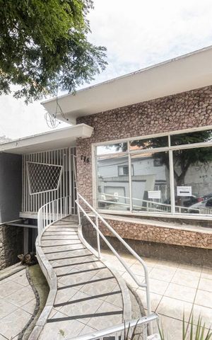 Casa à venda com 360m², 3 quartos e 6 vagas Casa à venda com 360m², 3 quartos e 6 vagasFachada