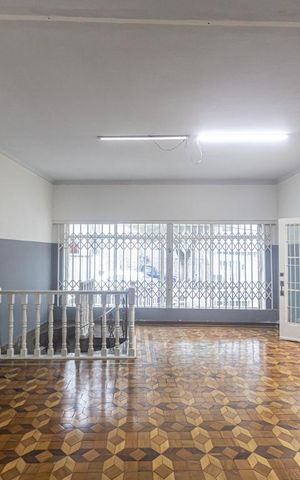 Casa à venda com 360m², 3 quartos e 6 vagas Casa à venda com 360m², 3 quartos e 6 vagasSala