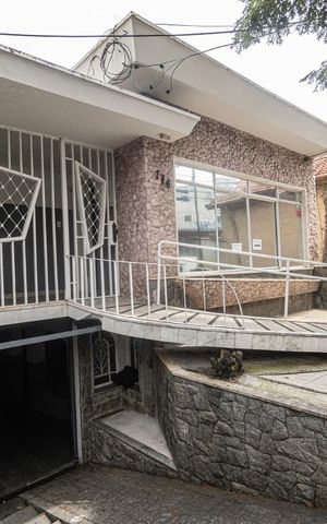 Casa à venda com 360m², 3 quartos e 6 vagas Casa à venda com 360m², 3 quartos e 6 vagasFachada