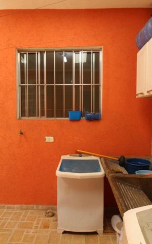 Casa à venda com 72m², 2 quartos e 1 vagaÁrea de serviço