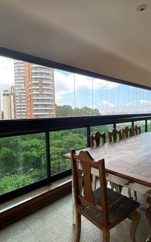 Apartamento à venda com 385m², 4 quartos e 6 vagas Apartamento à venda com 385m², 4 quartos e 6 vagasVaranda 3