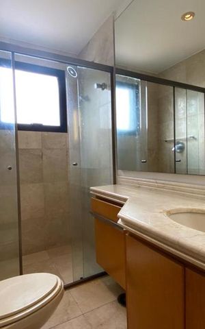 Apartamento à venda com 385m², 4 quartos e 6 vagas Apartamento à venda com 385m², 4 quartos e 6 vagasBanheiro da Suíte 1