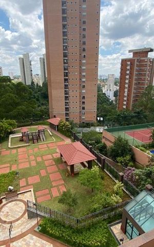 Apartamento à venda com 385m², 4 quartos e 6 vagas Apartamento à venda com 385m², 4 quartos e 6 vagasVista da Suíte 3