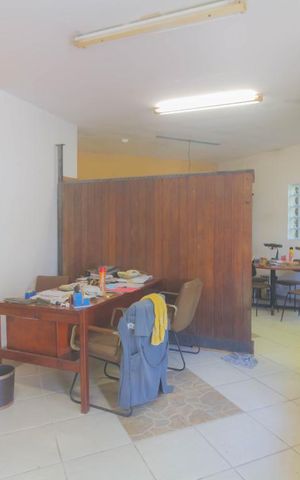 Casa à venda com 270m², 2 quartos e 2 vagas Casa à venda com 270m², 2 quartos e 2 vagasSala