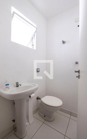 Casa à venda com 217m², 3 quartos e 2 vagas Casa à venda com 217m², 3 quartos e 2 vagasÁrea de Serviço - Banheiro