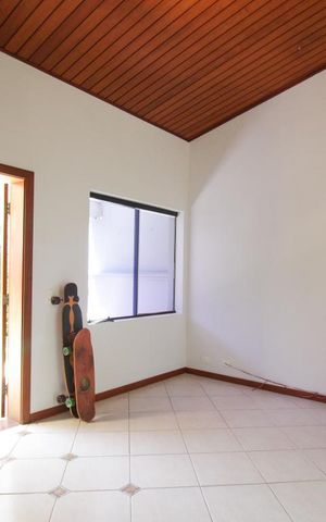 Casa à venda com 350m², 4 quartos e 4 vagas Casa à venda com 350m², 4 quartos e 4 vagasSala de TV