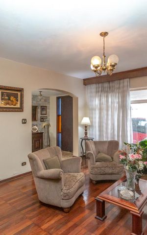 Casa à venda com 170m², 3 quartos e 2 vagas Casa à venda com 170m², 3 quartos e 2 vagasSala