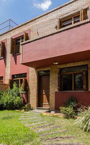 Casa de condomínio à venda com 220m², 3 quartos e 2 vagas Casa de condomínio à venda com 220m², 3 quartos e 2 vagasFachada