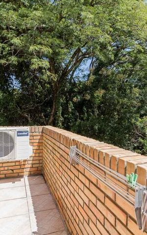 Casa de condomínio à venda com 220m², 3 quartos e 2 vagas Casa de condomínio à venda com 220m², 3 quartos e 2 vagasSacada