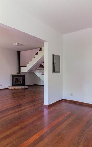 Casa de condomínio à venda com 220m², 3 quartos e 2 vagas Casa de condomínio à venda com 220m², 3 quartos e 2 vagasSala